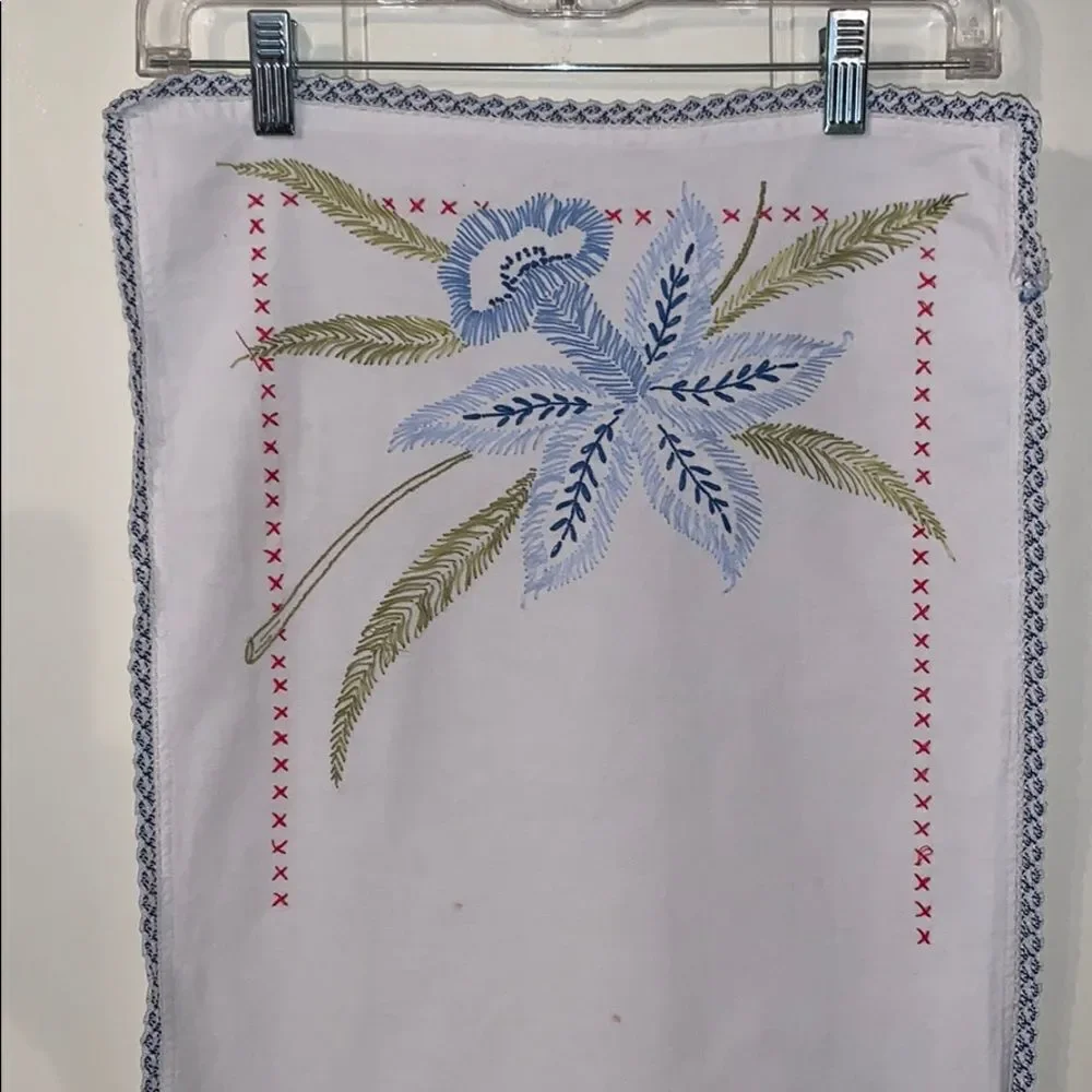 ‎Vtg cotton/linen embroidered table runner